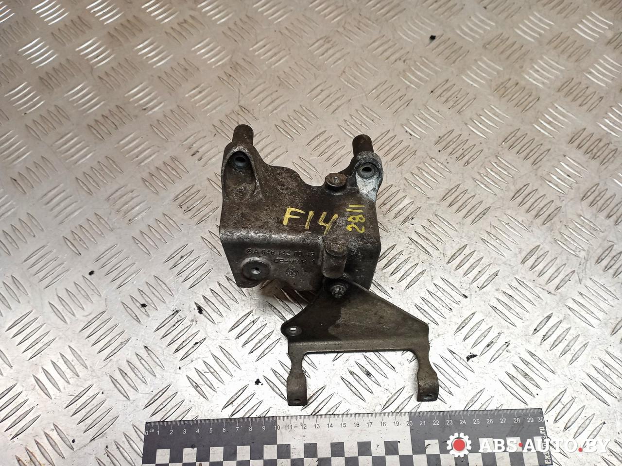 кронштейн (крепление) впускного коллектора Mercedes-Benz Vito W639 2005, 2.2 л., OM 646.982, дизель, МКПП, микроавтобус, A6461420042, 6461420042 - фото №1
