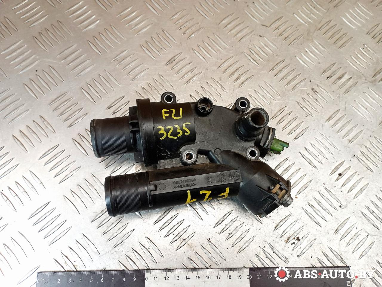 корпус термостата Citroen C5 2 поколение 2009, 2.2 л., дизель, МКПП, универсал, 9657182080, 1427919, 6G908A586AA, 6G9Q8A586AA, 1336Z4, LR001312, TVZ1255PF, C2S44028, TH4683 - фото №1