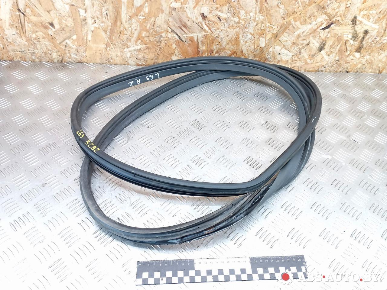 уплотнитель двери Mercedes-Benz A W168 1 поколение (1997-2001) 2001, 1.4 л., бензин, АКПП, хетчбэк 5 дв., A1686920276 - фото №1