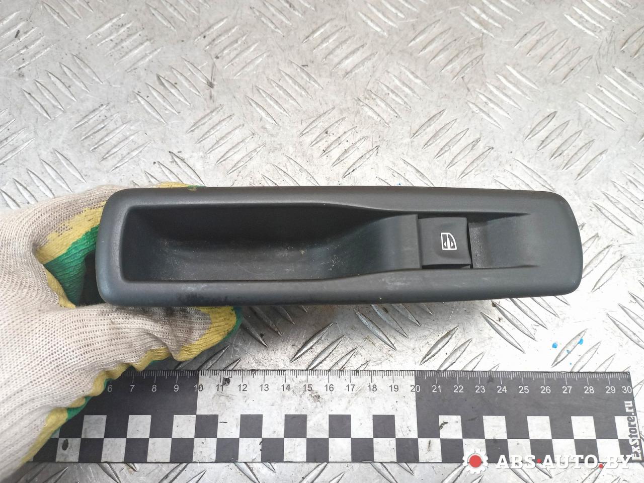 кнопка стеклоподъемника двери задней правой Renault Scenic 3 поколение 2010, 1.5 л., K9K 832, дизель, МКПП, 829500004R - фото №1