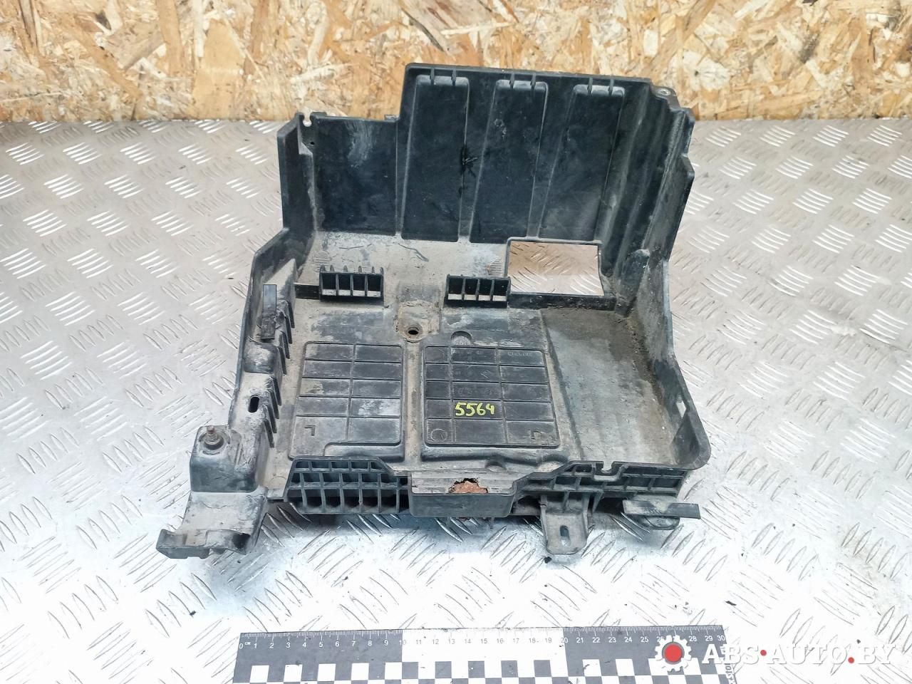 полка аккумулятора Renault Scenic 2 поколение 2005, 1.5 л., дизель, МКПП, передний привод, 8200467409 - фото №1