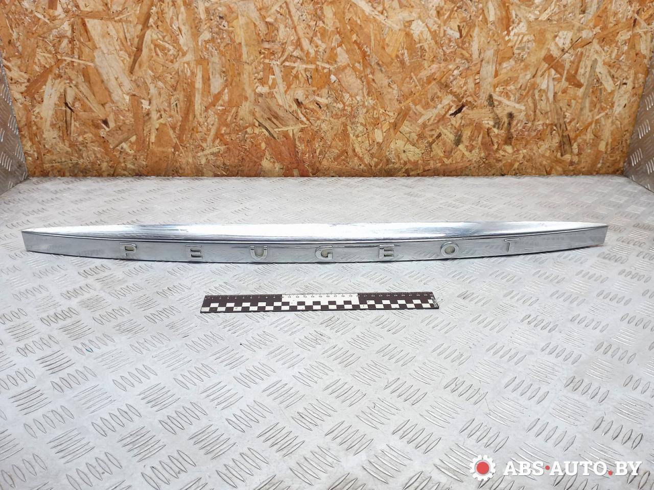 накладка подсветки номера Peugeot 407 1 поколение 2006, 2.0 л., RFN (EW10J4), бензин, универсал, 9645271580 - фото №1