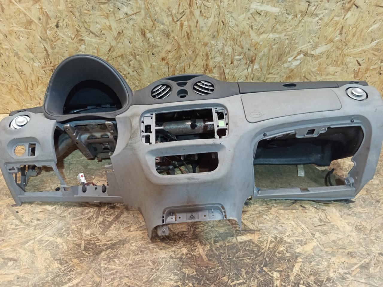 панель передняя салона (торпедо) Citroen C3 1 поколение 2006, 1.6 л., бензин, АКПП, хетчбэк 5 дв. - фото №1