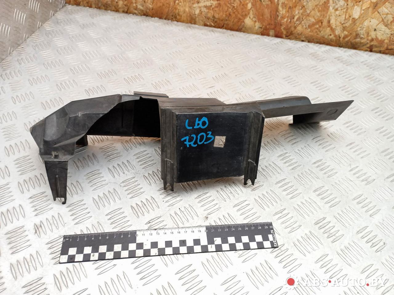 воздуховод (дефлектор) радиатора Renault Scenic 2 поколение 2005, 1.9 л., дизель, МКПП, минивэн, 8200158149, 15243740027 - фото №1