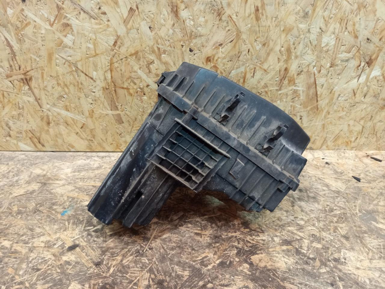 корпус воздушного фильтра Peugeot 407 1 поколение 2006, 2.0 л., RFN (EW10J4), бензин, универсал, 964676778001 - фото №1