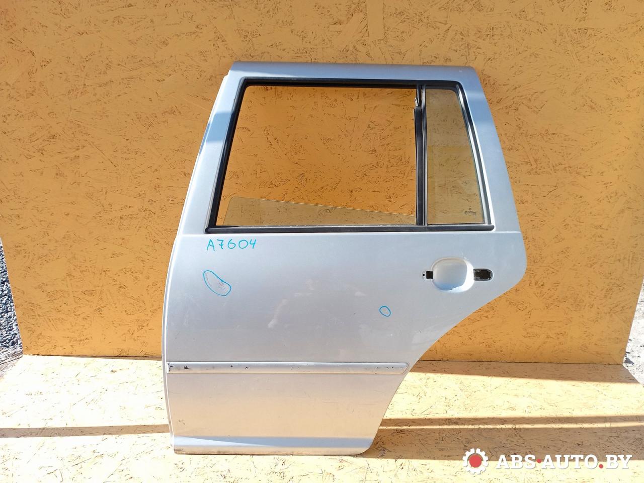 дверь задняя левая Volkswagen Golf 4 поколение 1998, E243R000980 - фото №1