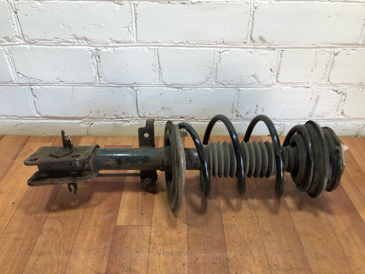 стойка передняя левая Renault Laguna 2 поколение 2004, 1.8 л., бензин, МКПП, хетчбэк 5 дв., 333717 - фото №1