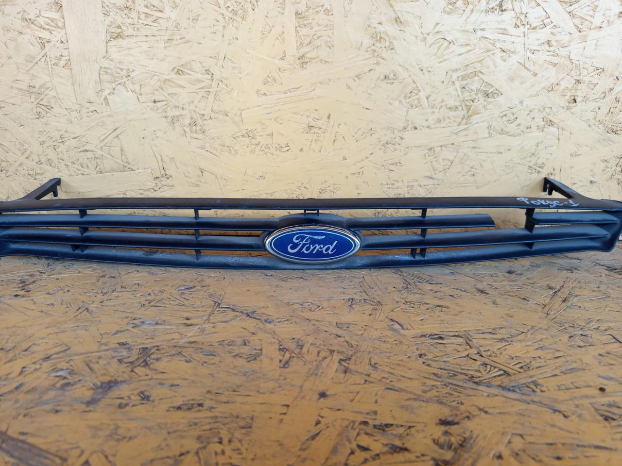 решетка радиатора Ford Focus 1 поколение 1999, седан, 98AB8216AF - фото №1