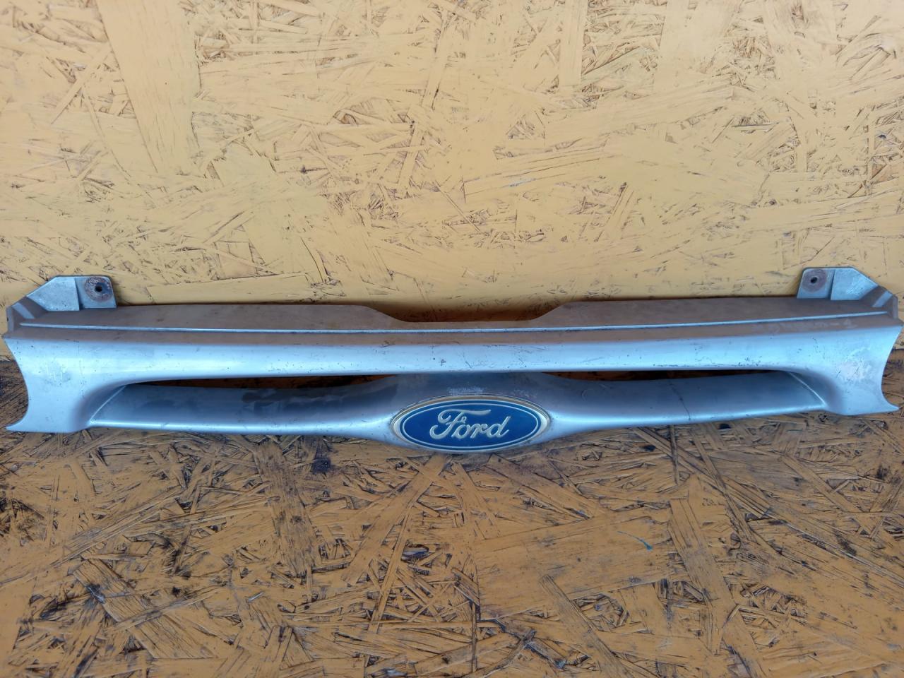 решетка радиатора Ford Mondeo 1 поколение 1994, седан, 93368A133 - фото №1