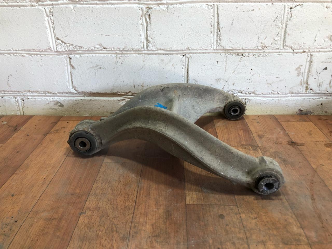 рычаг задний правый Peugeot 407 1 поколение 2006, 2.0 л., RFN (EW10J4), бензин, универсал, 443346 - фото №1