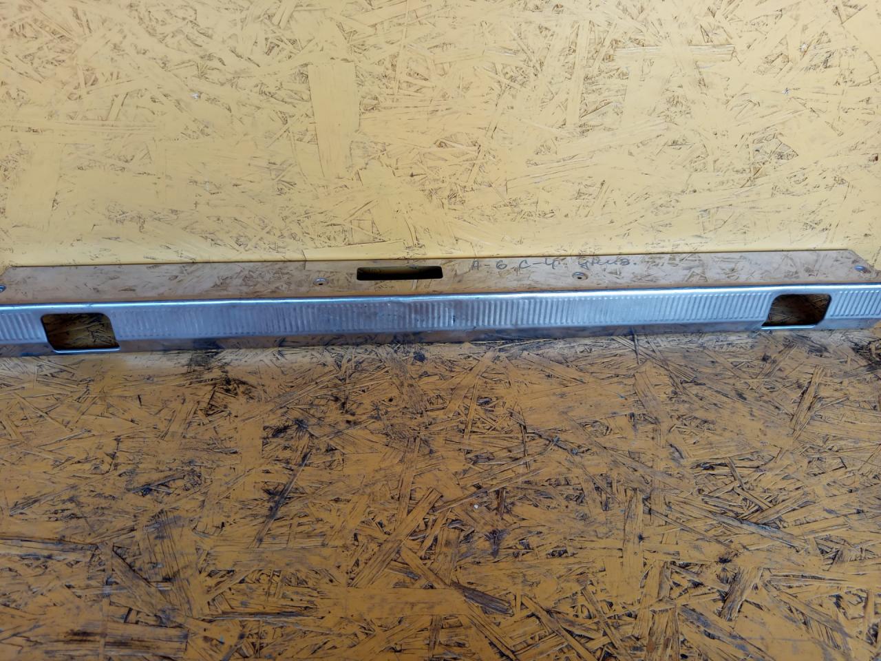 накладка внутренняя на заднюю панель кузова Audi A6 4A/C4 1996, универсал, 4A9863471 - фото №1