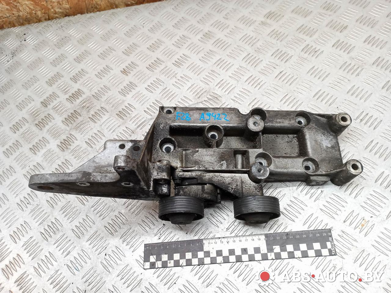 кронштейн генератора Volvo XC70 1 поколение 2004, 2.4 л., дизель, АКПП, универсал, 8642196 - фото №1