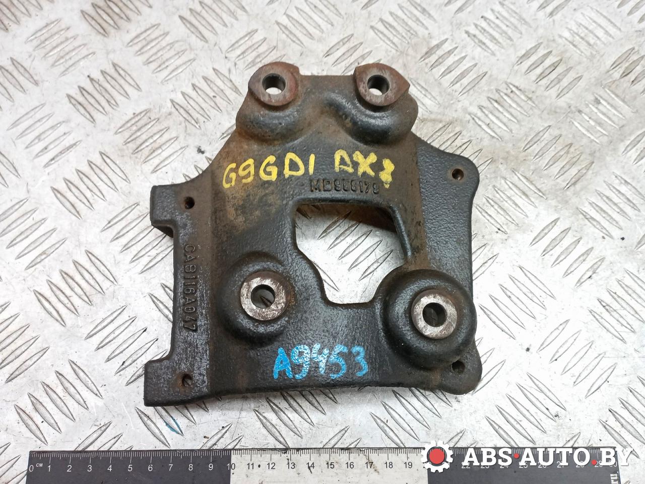 кронштейн компрессора кондиционера Mitsubishi Carisma 1 поколение 1998, 1.8 л., бензин, MB958179, CAB116A047, 290198 - фото №1