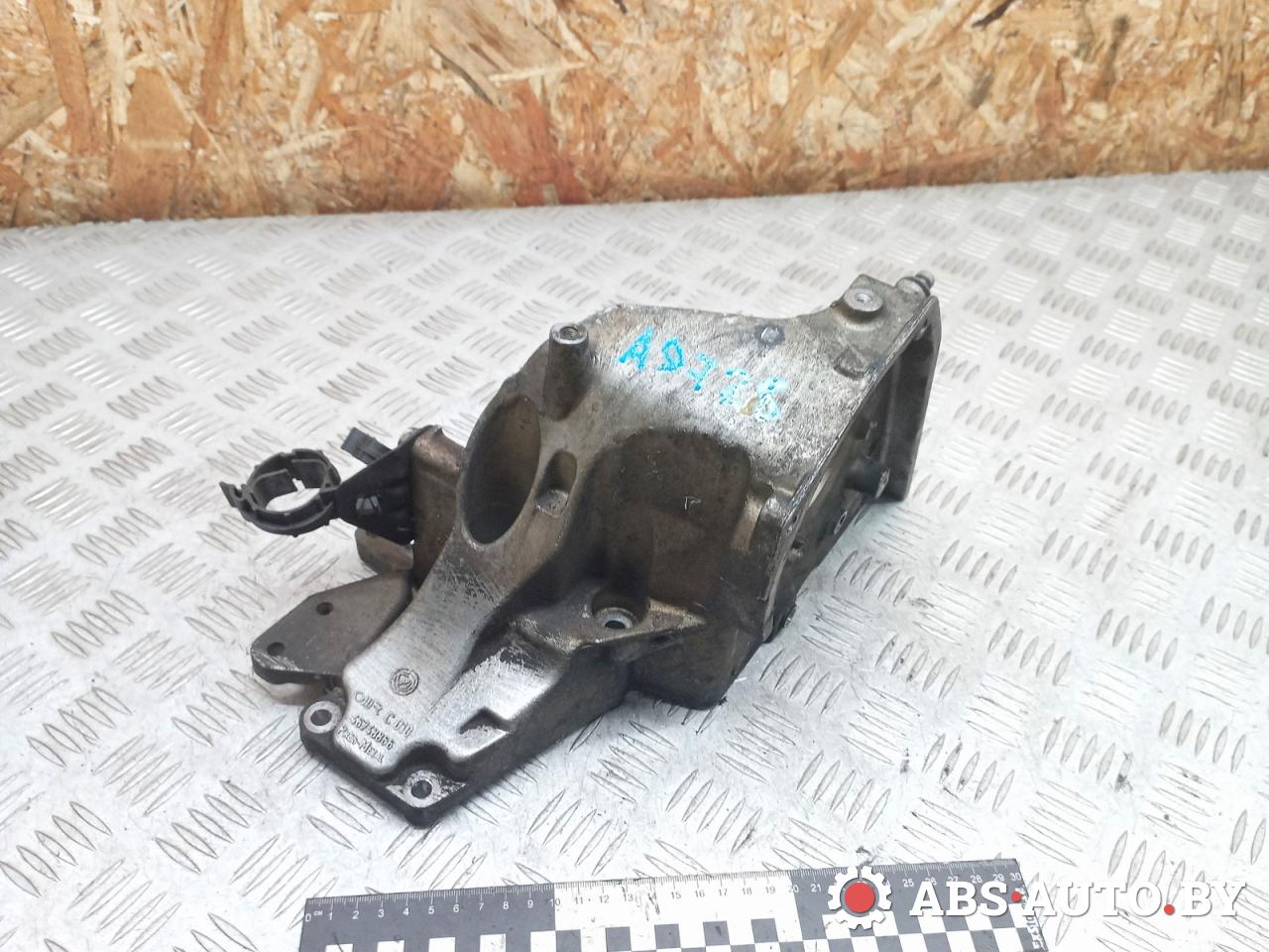 кронштейн ТНВД Alfa Romeo 156 1 поколение 1998, 1.9 л., дизель, C010, 46748866 - фото №1