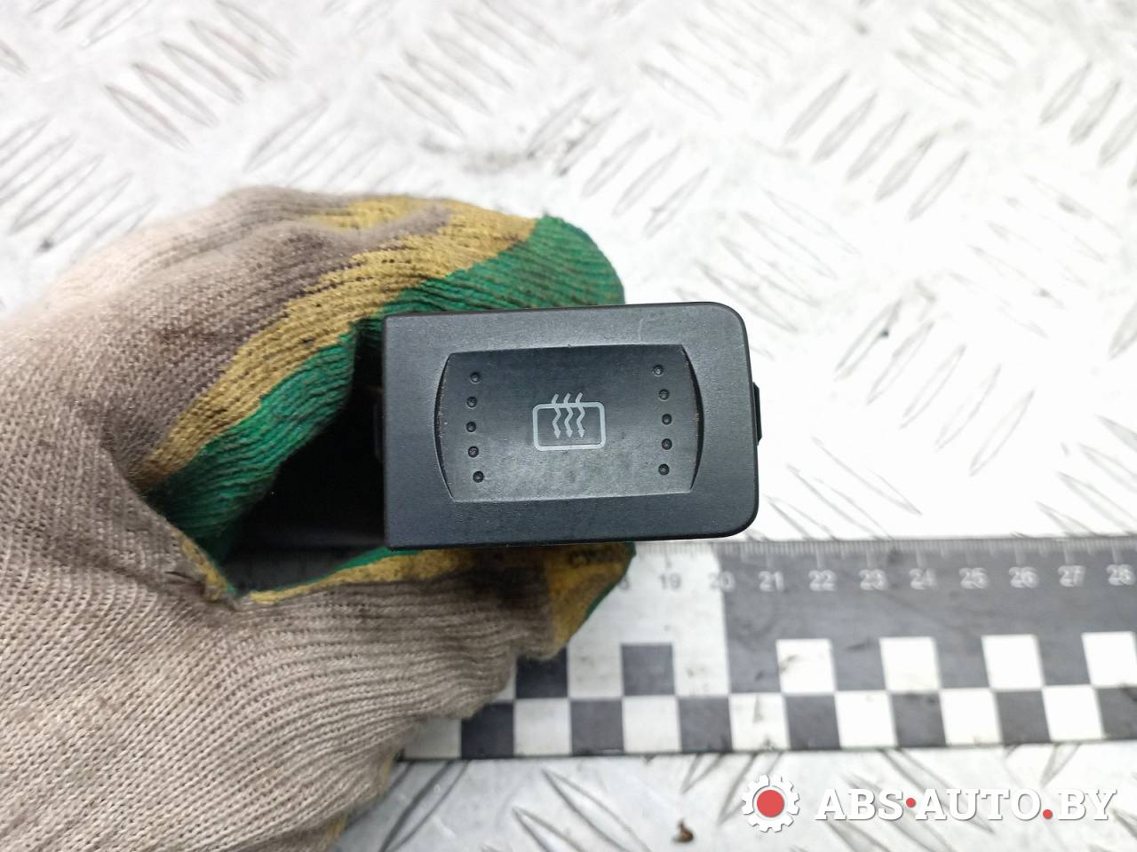 кнопка обогрева заднего стекла Volkswagen Bora 1 поколение 2004, 1.6 л., бензин, МКПП, седан, 1J0953235D, 1J0953235E, 1J0959621E, 6N0959621B, 1J0953235A, 1J0953235B, 1J0953235G, 1J0959621V - фото №1