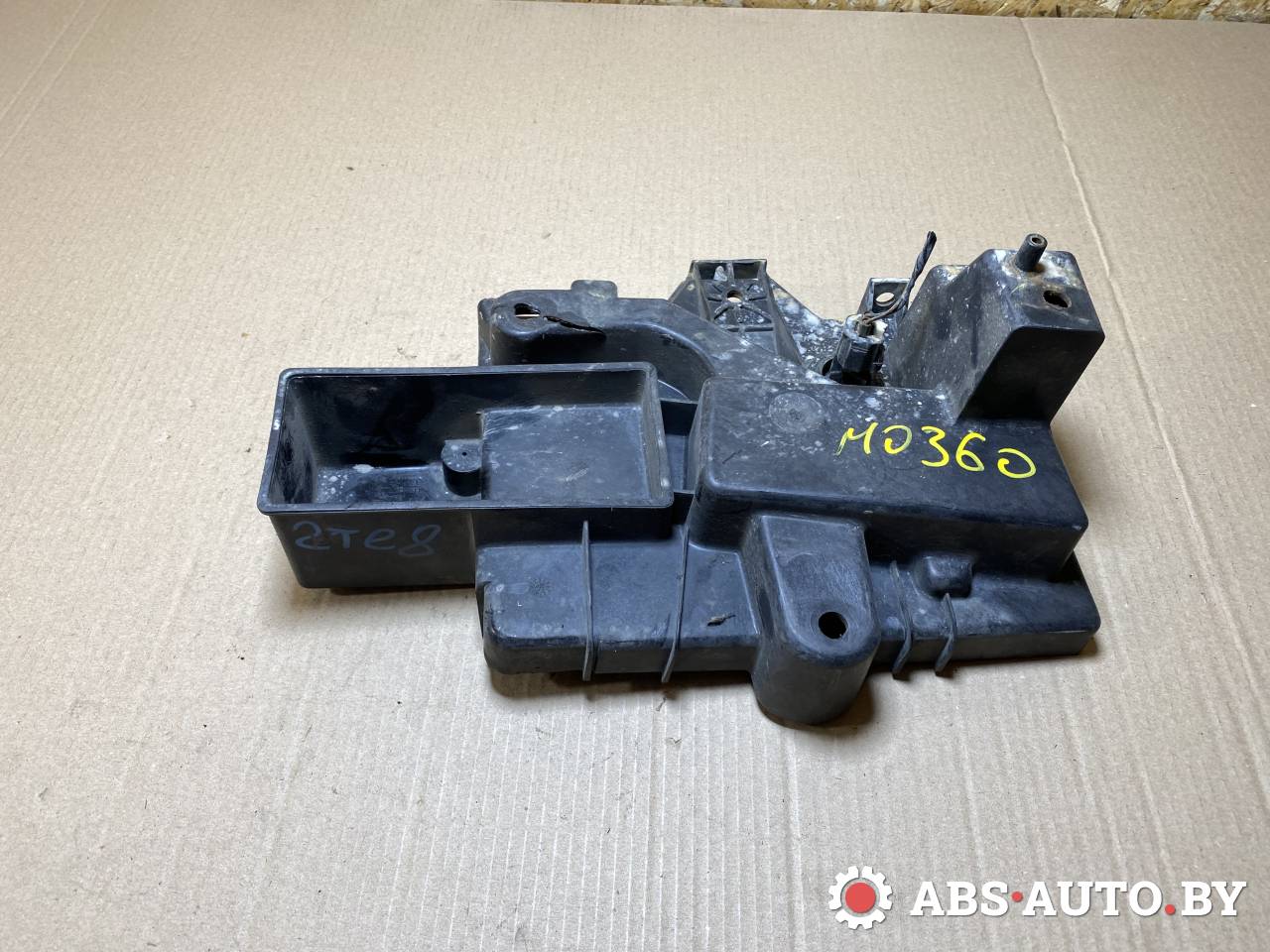 полка аккумулятора Chrysler Grand Voyager 4 поколение 2004, 2.5 л., дизель, МКПП, минивэн, 04860858AB - фото №1