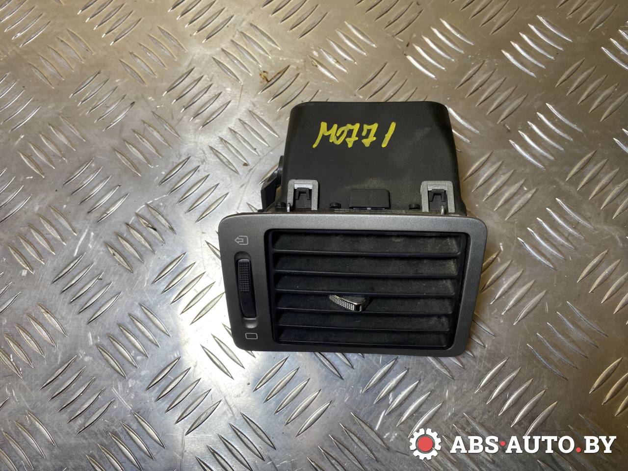 дефлектор обдува салона Peugeot 307 1 поколение 2003, 1.6 л., бензин, МКПП, хетчбэк 3 дв., 9634499077 - фото №1