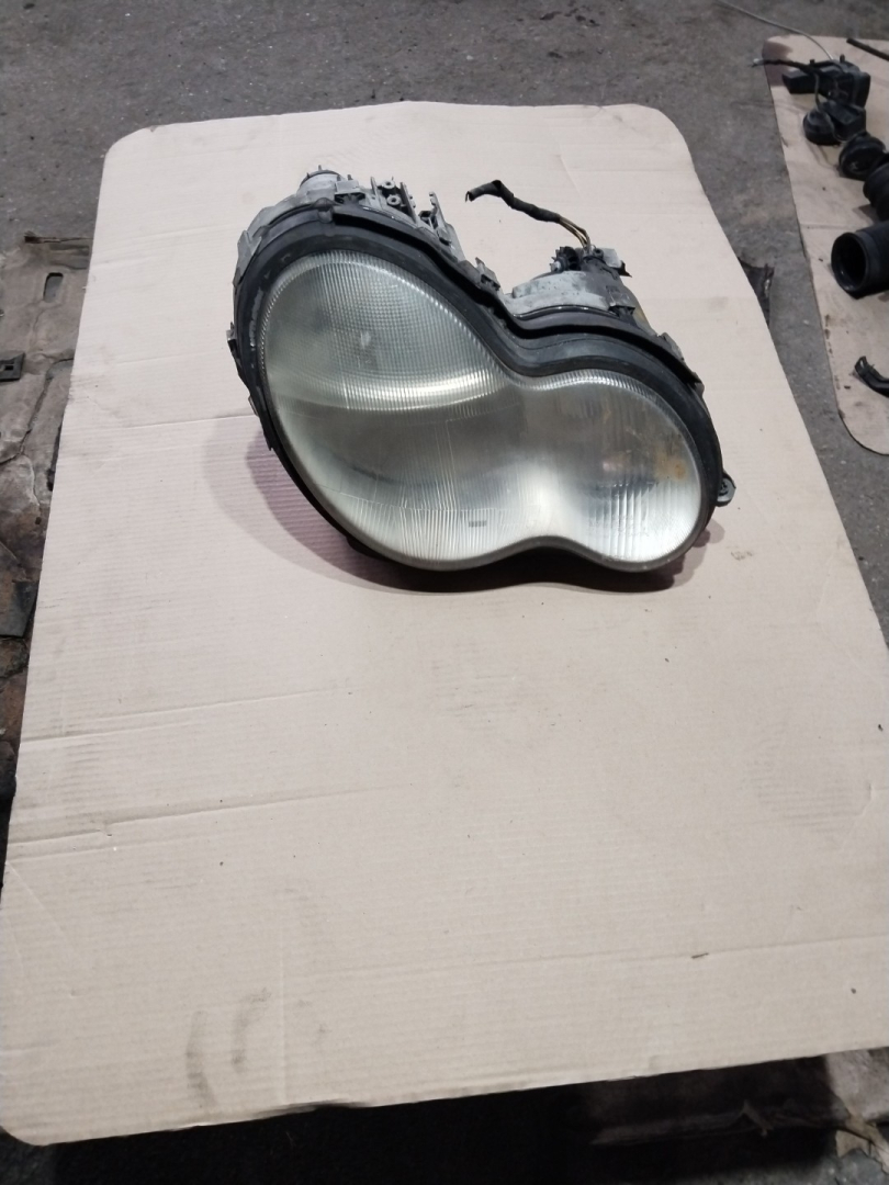 фара правая Mercedes-Benz C-Класс W203/S203/CL203 2003, 2.2 л., дизель - фото №1