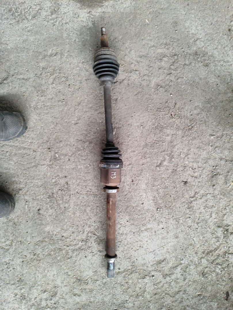 полуось передняя правая (приводной вал, ШРУС) Renault Scenic 3 поколение 2010, 2.0 л., M4R 711, бензин, АКПП - фото №1