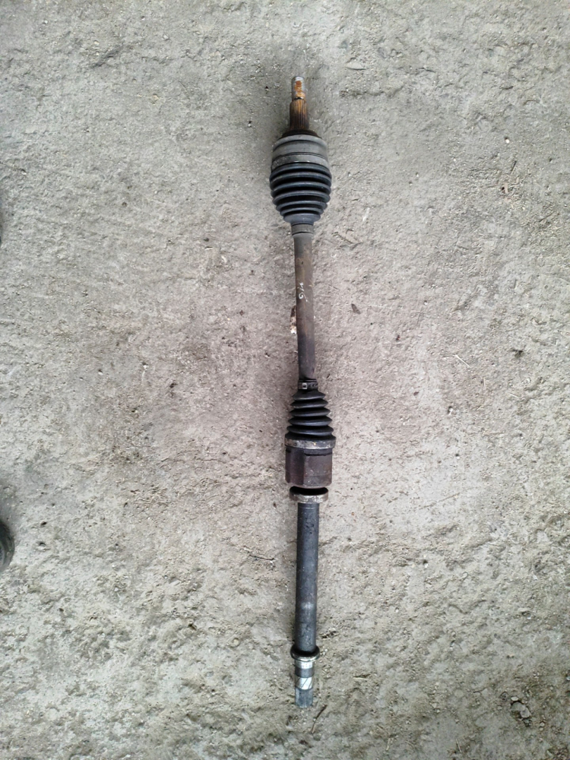 полуось передняя правая (приводной вал, ШРУС) Renault Scenic 3 поколение 2011, 1.6 л., R9M 402, дизель, минивэн - фото №1