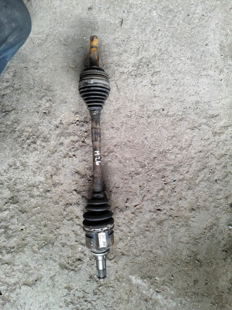 полуось передняя левая (приводной вал, ШРУС) Toyota Prius 2 поколение 2005, 1.5 л., 1NZ-FE, бензин - фото №1