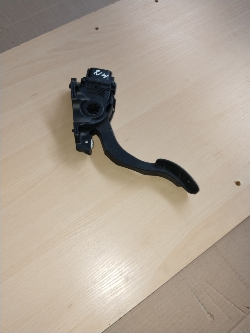 педаль Volvo S80 2 поколение 2008, 2.4 л., D 5244 T4, дизель - фото №1