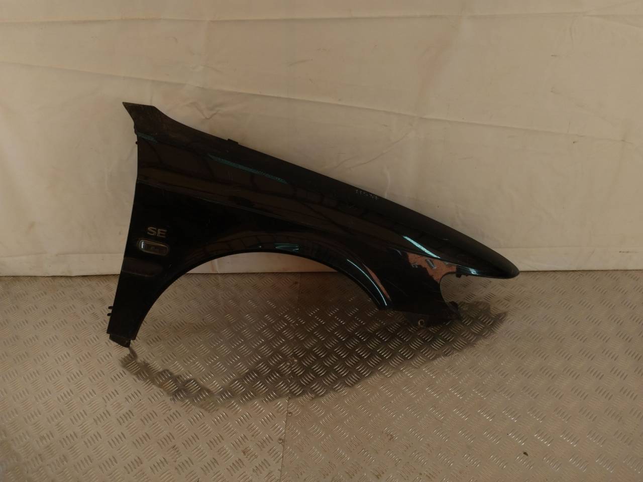 крыло переднее правое Saab 9-3 1 поколение 2001, 2.0 л., B205E, бензин, АКПП, черный, хетчбэк 5 дв., передний привод - фото №1