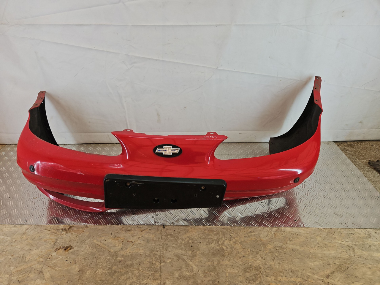 бампер передний Chevrolet Alero 1 поколение 2000, 2.4 л., бензин, АКПП, красный, седан, передний привод - фото №1