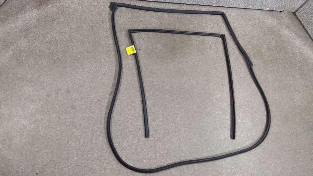 уплотнитель двери Toyota RAV4 4 поколение (CA40) 2014 - фото №1