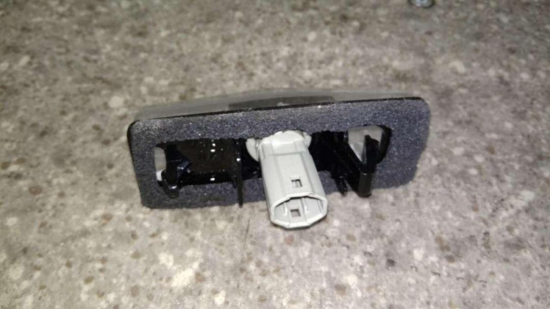 подсветка номера Toyota RAV4 4 поколение (CA40) 2014 - фото №1