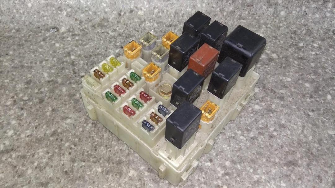 блок предохранителей Toyota RAV4 4 поколение (CA40) 2014 - фото №1