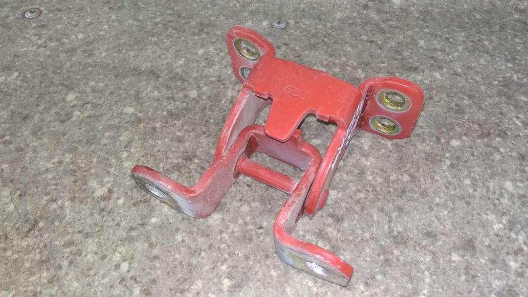 петля крышки багажника Suzuki Grand Vitara 2 поколение 2008 - фото №1