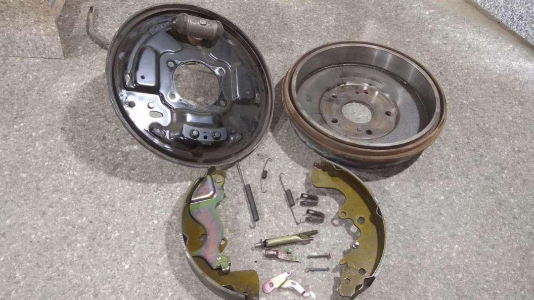 защитный кожух тормозного механизма Suzuki Grand Vitara 2 поколение 2008 - фото №1