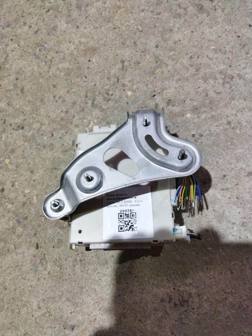 блок предохранителей Lexus GS 3 поколение 2006, 3.0 л., бензин, АКПП, задний привод, 8267030230 - фото №1