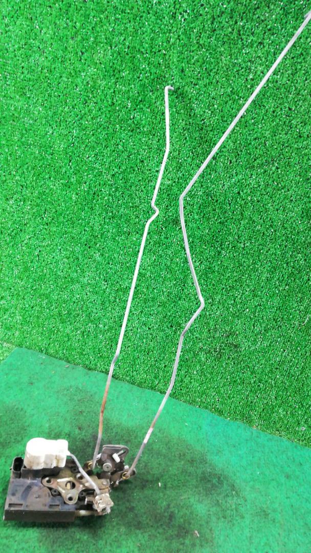 замок двери задней правой GMC Yukon 2 поколение 2003, 6.0 л., бензин, АКПП, белый, внедорожник 5 дв. - фото №1