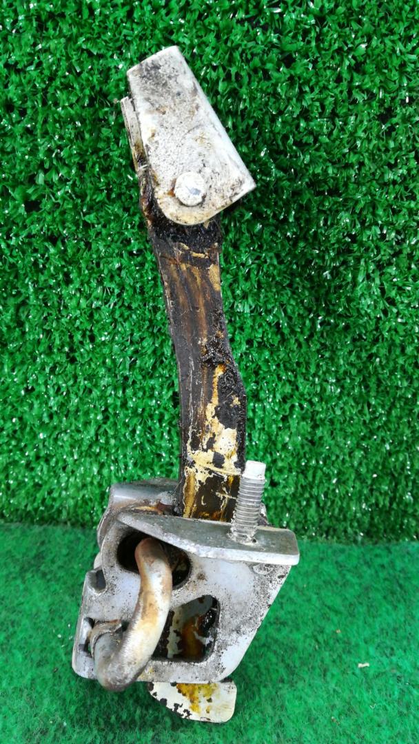 ограничитель открывания двери GMC Yukon 2 поколение 2003, 6.0 л., бензин, АКПП, белый, внедорожник 5 дв. - фото №1