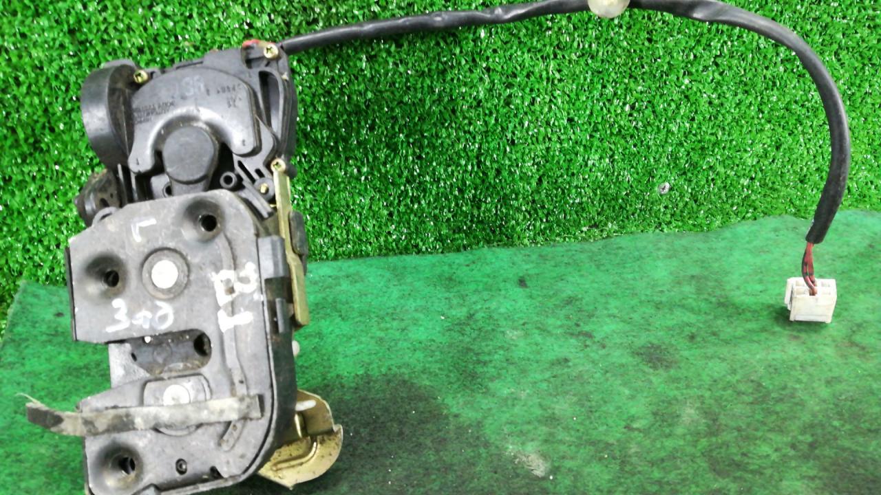 замок двери задней левой Mazda 323 6 поколение 2000 - фото №1