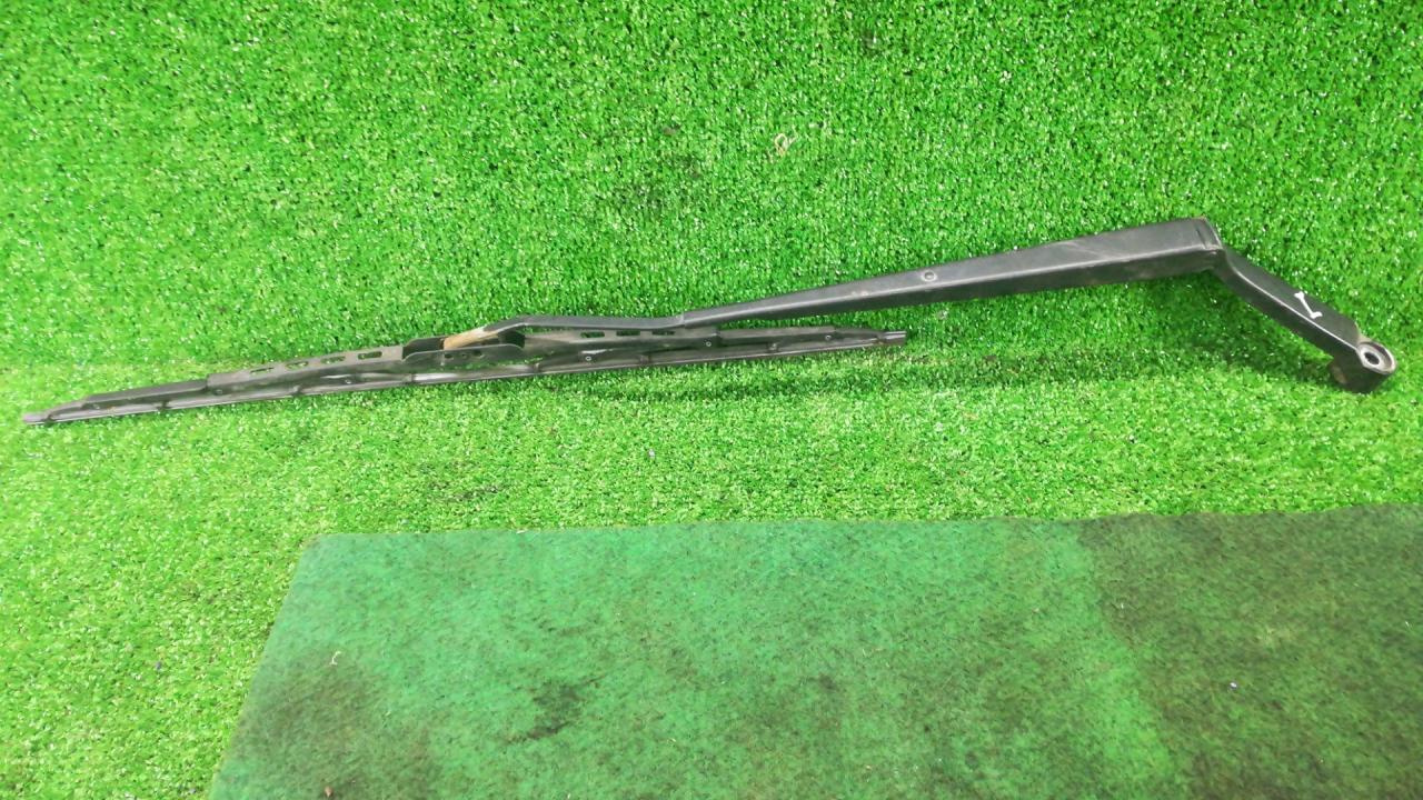 щеткодержатель (поводок стеклоочистителя, дворник) Pontiac Vibe 1 поколение 2004, 1.8 л., 1ZZ-FE, бензин, АКПП, синий, лифтбэк, передний привод - фото №1