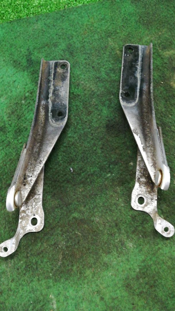 петля капота Subaru Forester 2 поколение (SG) SG 2004, 2.5 л., EJ251, бензин, МКПП, серебристый, полный привод - фото №1