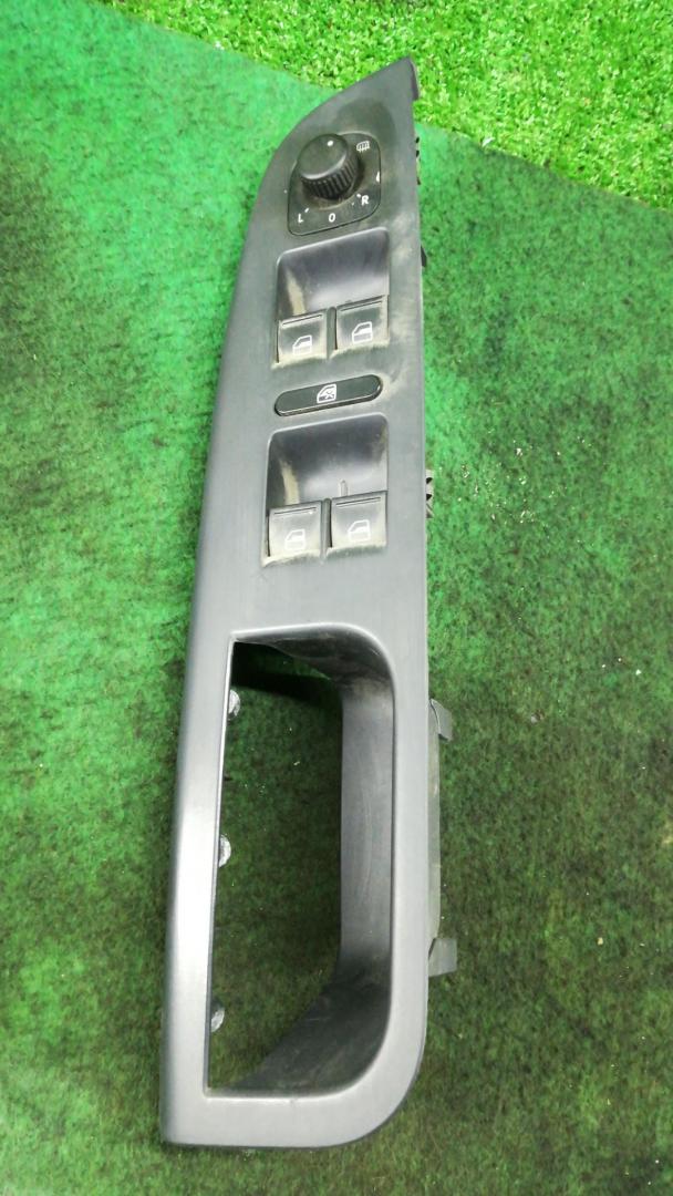 блок управления стеклоподъемниками Volkswagen Golf 5 поколение 2009, 1.4 л., CAXA, бензин, АКПП, серебристый, универсал, правый руль - фото №1