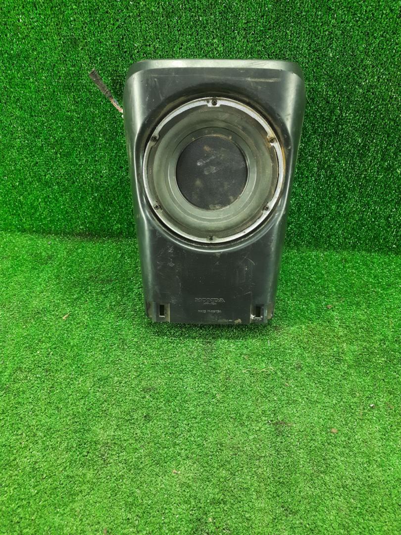 сабвуфер Honda Element 1 поколение 2006, 2.4 л., i-VTEC, K24A4, бензин, АКПП, оранжевый, хетчбэк 5 дв., полный привод - фото №1