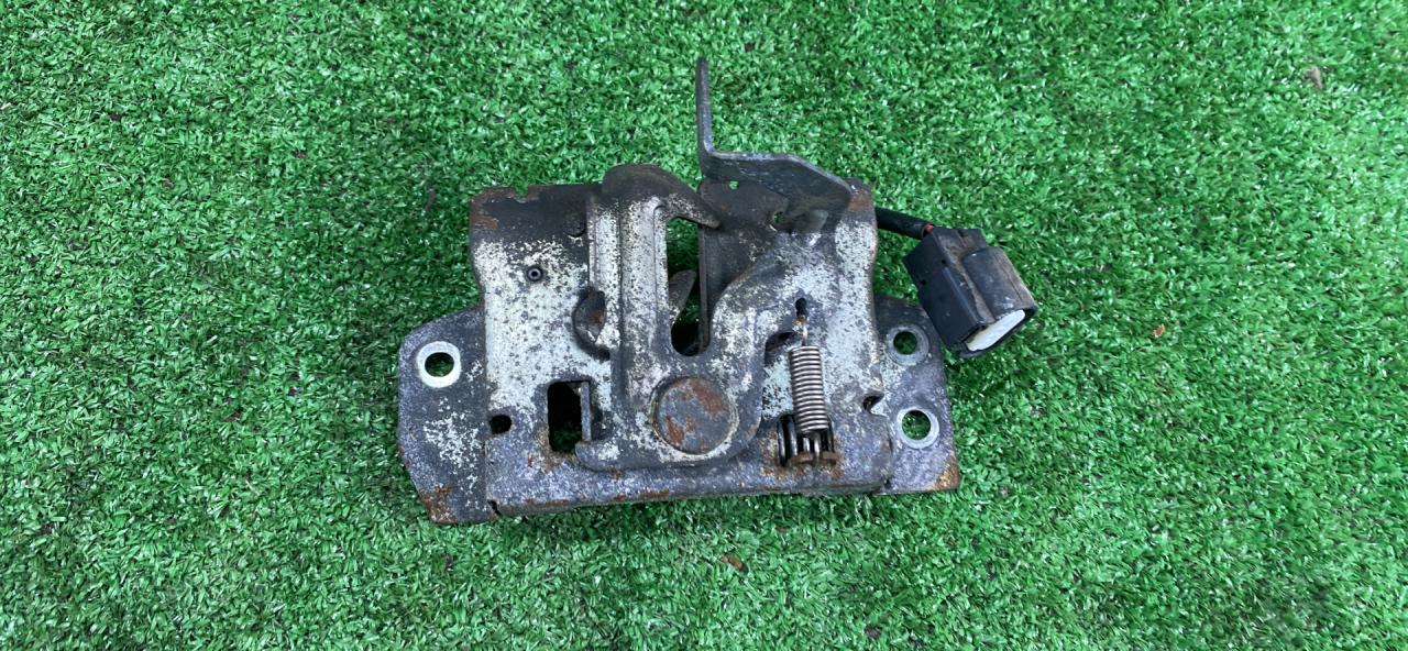 замок капота Mitsubishi Outlander 2 поколение 2008, 3.0 л., i, 6B31, бензин, красный, внедорожник 5 дв., полный привод - фото №1