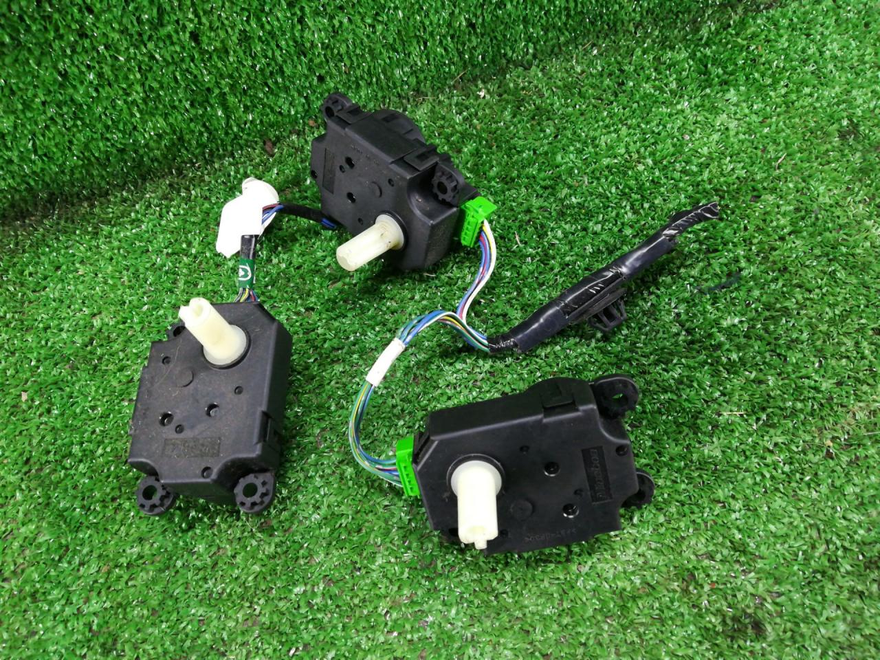 моторчик заслонки печки Mitsubishi ASX 1 поколение 2011, 2.0 л., 4B11, бензин, АКПП, красный, внедорожник 5 дв., полный привод - фото №1