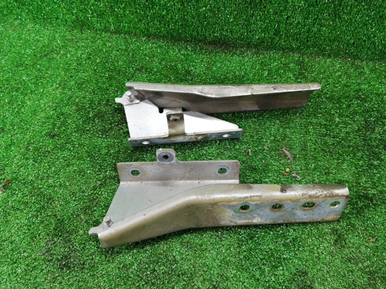 петля капота Chevrolet Equinox 1 поколение 2008, 3.4 л., LNJ, бензин, АКПП, серебристый, внедорожник 5 дв., передний привод - фото №1