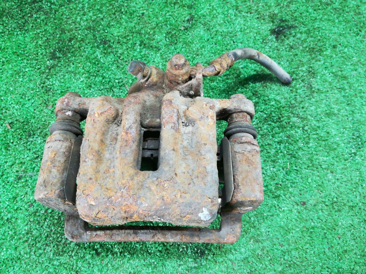 суппорт задний правый Chevrolet Equinox 1 поколение 2008, 3.4 л., LNJ, бензин, АКПП, серебристый, внедорожник 5 дв., передний привод - фото №1