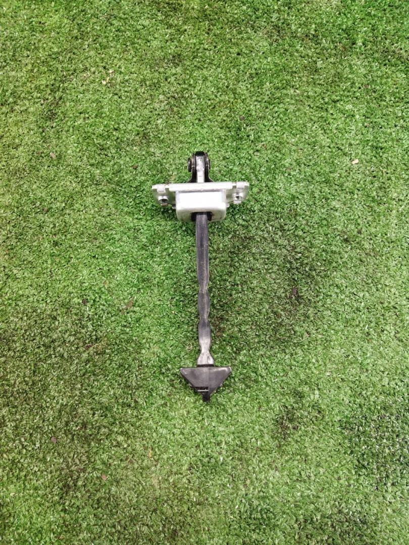 ограничитель открывания двери Mazda CX-5 1 поколение 2015, 2.0 л., бензин, АКПП, серебристый, внедорожник 5 дв., передний привод, правый руль - фото №1