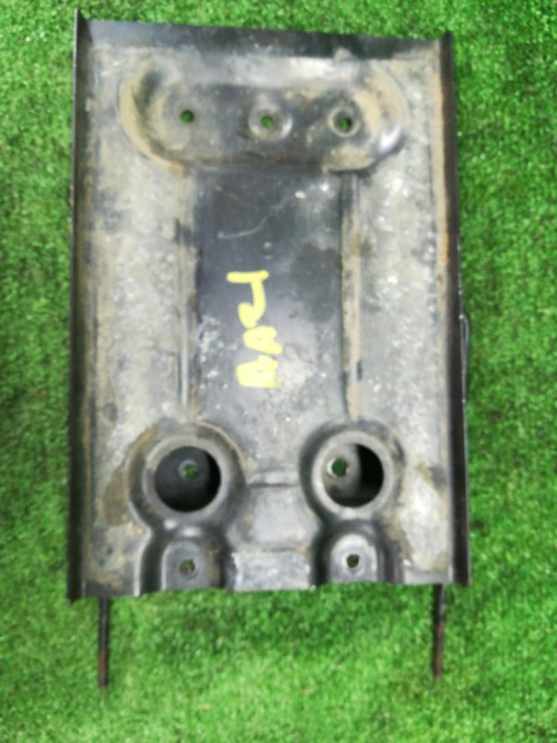 полка аккумулятора Suzuki Grand Vitara 2 поколение 2007, 1.6 л., M16A, бензин, МКПП, синий, внедорожник 3 дв., полный привод, правый руль - фото №1