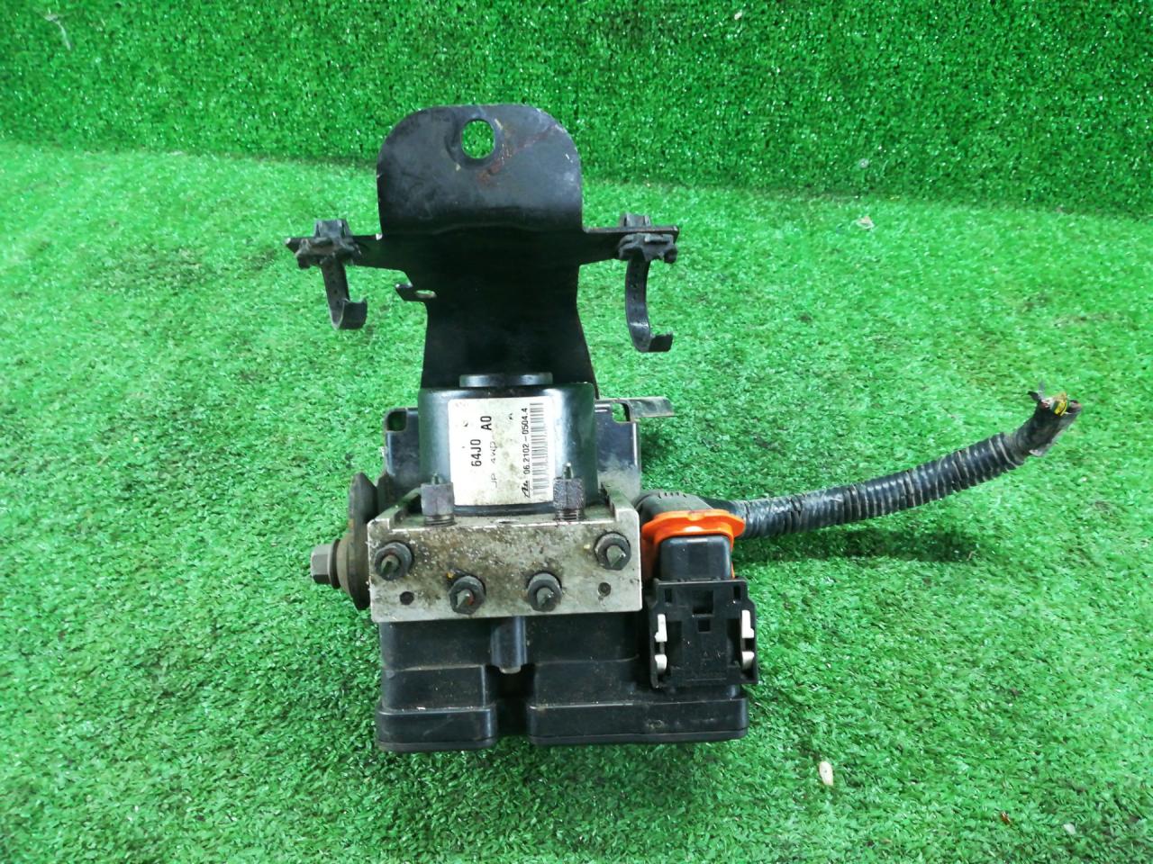 блок ABS Suzuki Grand Vitara 2 поколение 2007, 1.6 л., M16A, бензин, МКПП, синий, внедорожник 3 дв., полный привод, правый руль, 64J0 - фото №1