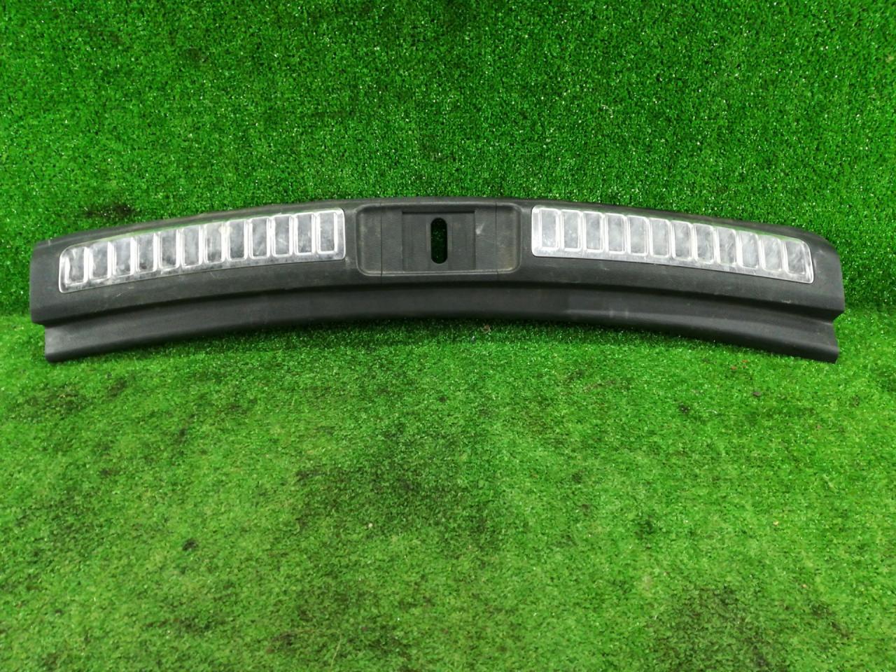 накладка внутренняя на заднюю панель кузова Mazda 6 GH 2008, 2.5 л., L5-VE, бензин, АКПП, серый, универсал, передний привод, правый руль, GS2A6889X - фото №1