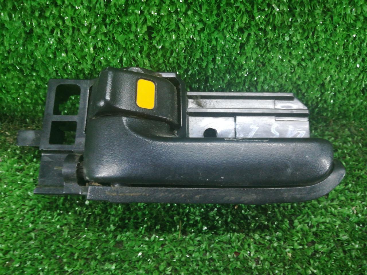 ручка внутренняя передняя левая Pontiac Vibe 1 поколение 2004, 1.8 л., 1ZZ-FE, бензин, АКПП, синий, лифтбэк, передний привод - фото №1